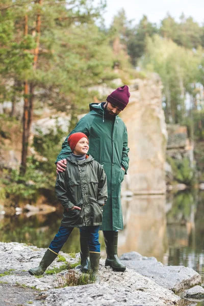 Pai e filho na floresta de outono — Fotografia de Stock