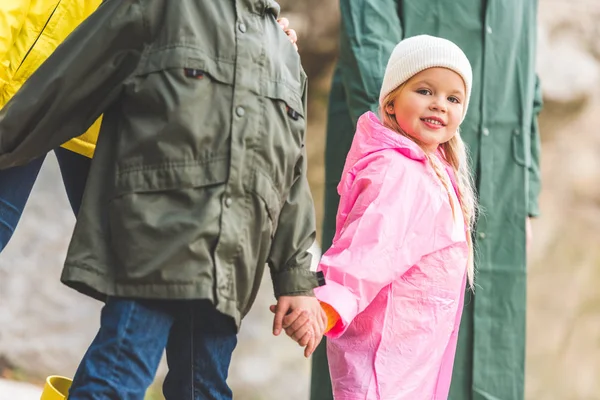 Enfant souriant avec la famille — Photo de stock