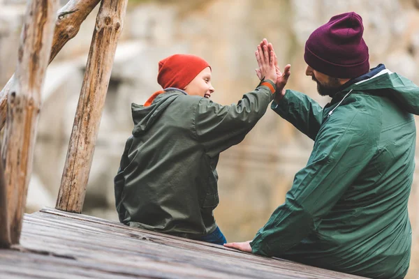 Familie gibt High Five — Stockfoto