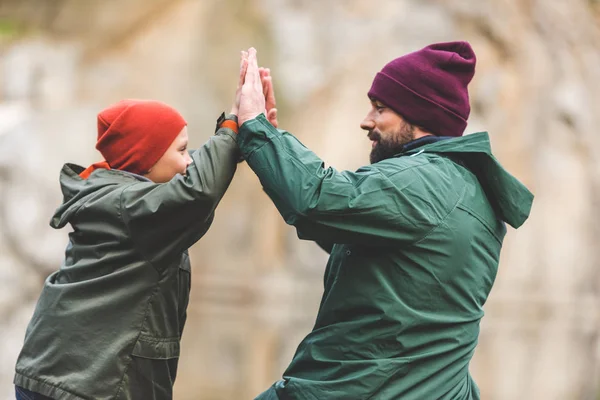 Familie gibt High Five — Stockfoto