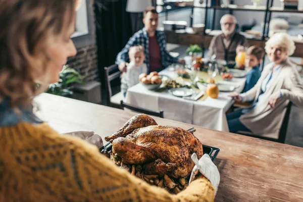 Mujer con pavo de Acción de Gracias - foto de stock