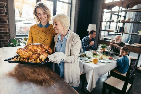 Madre e hija mayores con pavo de acción de gracias - foto de stock