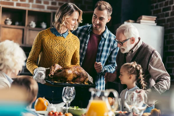 Familia mirando pavo de acción de gracias - foto de stock