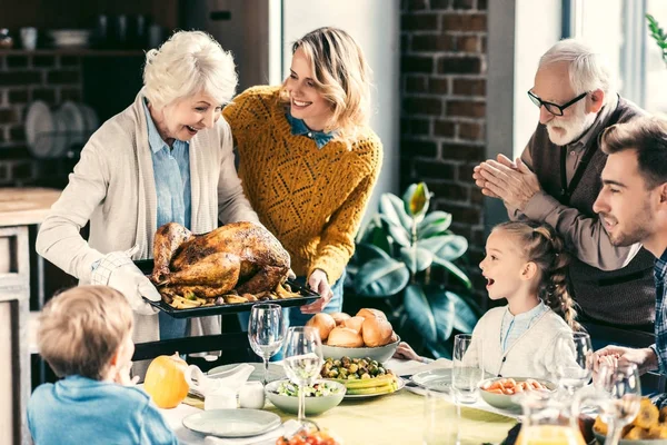Famille ayant dîner de vacances — Photo de stock
