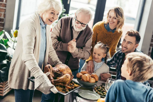 Famiglia cenare in vacanza — Foto stock