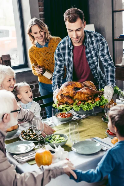 Familia teniendo cena de vacaciones - foto de stock