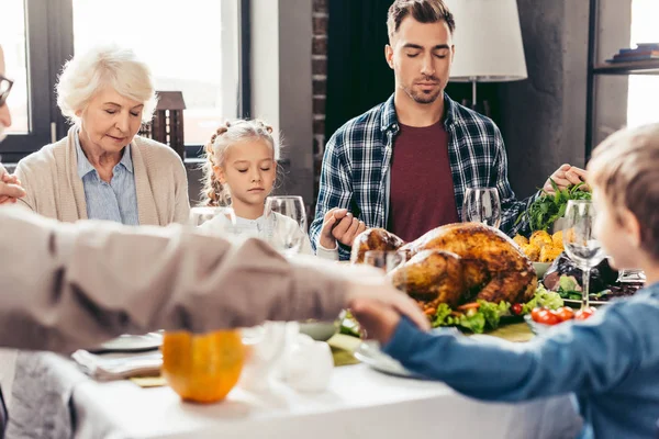 Familia cogida de la mano y rezando en acción de gracias - foto de stock