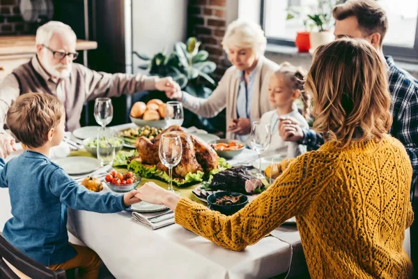 Family praying — Stock Photo