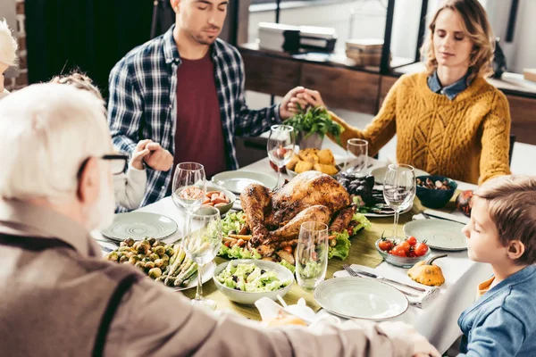 Famiglia che si tiene per mano e prega per il ringraziamento — Foto stock