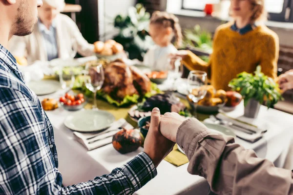 Famiglia che si tiene per mano e prega per il ringraziamento — Foto stock