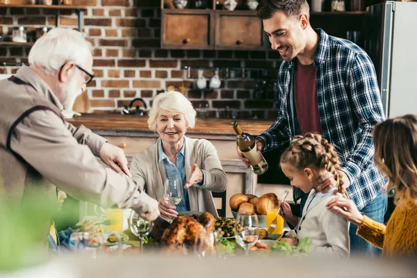 Familia teniendo cena de vacaciones - foto de stock