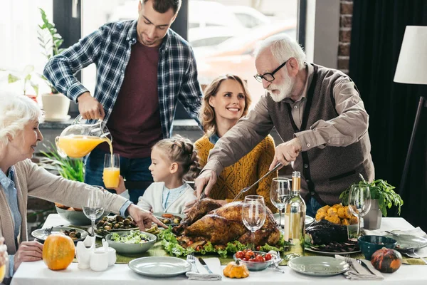 Familia celebrando el Día de Acción de Gracias - foto de stock