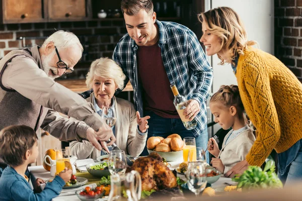 Família ter jantar de férias — Fotografia de Stock