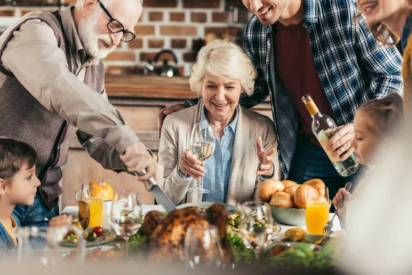 Familia teniendo cena de vacaciones - foto de stock