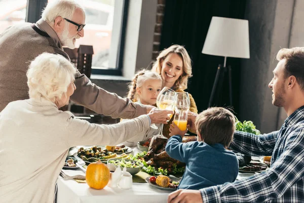 Familia teniendo cena de vacaciones - foto de stock