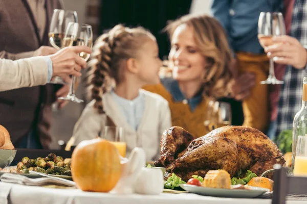 Mother and daughter embracing at holiday table — Stock Photo
