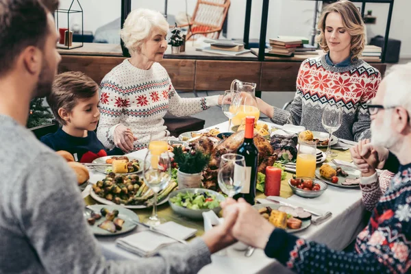 Famille priant à la table de Noël — Photo de stock