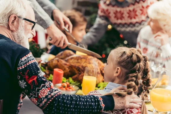 Avô e neta conversando na mesa de Natal — Fotografia de Stock