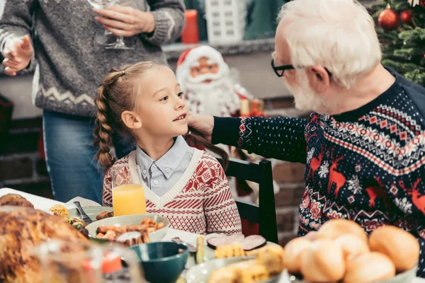 Großvater und Enkelin unterhalten sich am Weihnachtstisch — Stockfoto