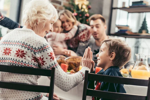 Abuela dando alta cinco a nieto - foto de stock