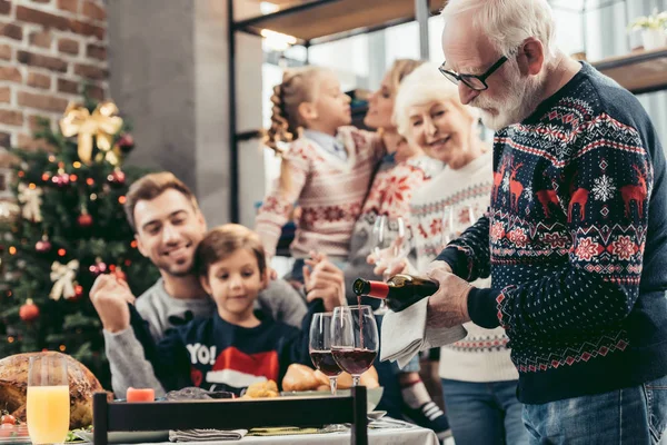 Familie feiert Weihnachten — Stockfoto