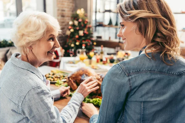 Senior mother and daughter celebrating christmas — Stock Photo