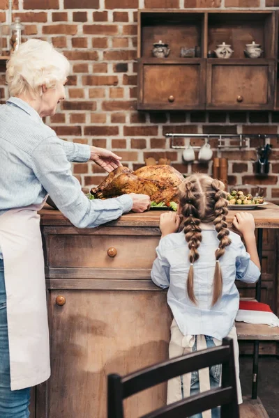 Grandmother and granddaughter with turkey for thanksgiving — Stock Photo