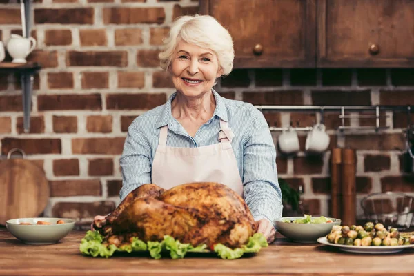 Mujer con delicioso pavo - foto de stock