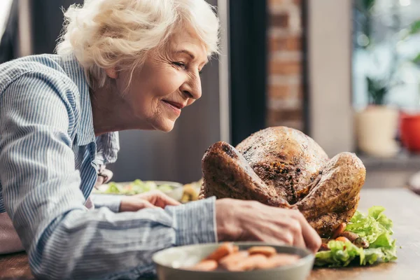 Woman decorating tray with turkey — Stock Photo