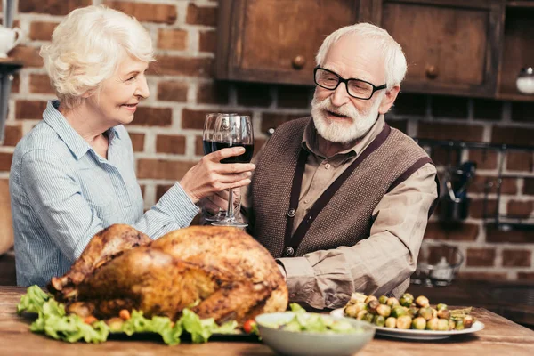Пожилая пара пьет вино на День Благодарения — стоковое фото
