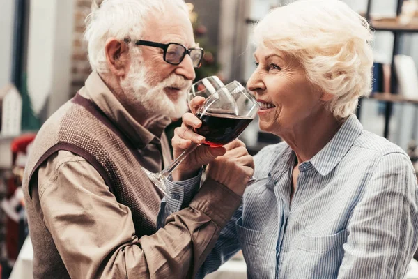 Casal sênior bebendo vinho — Fotografia de Stock