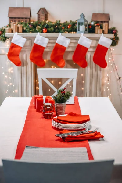 Mesa de Navidad con vajilla - foto de stock