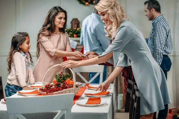 Mulheres decorando mesa de Natal — Fotografia de Stock