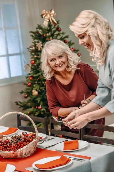 Mulheres decorando mesa de Natal — Fotografia de Stock