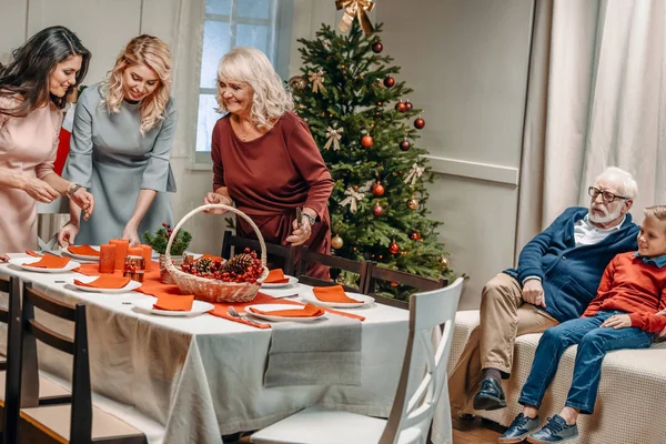 Femmes décorant table de Noël — Photo de stock