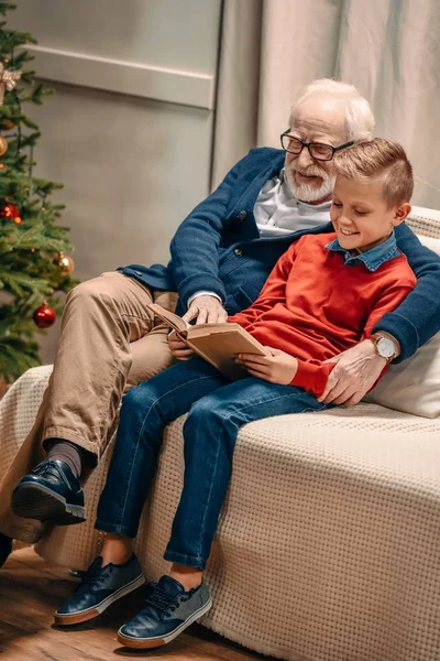 Libro de lectura — Stock Photo