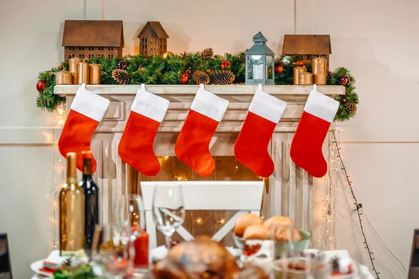 Chimenea decorada para Navidad - foto de stock