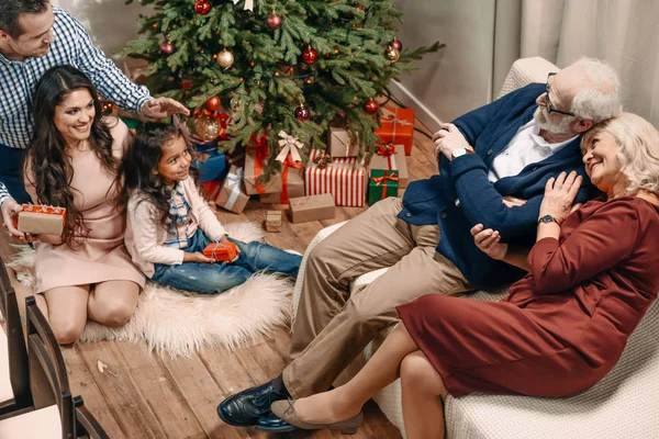 Familie verbringt Zeit an Weihnachten — Stockfoto