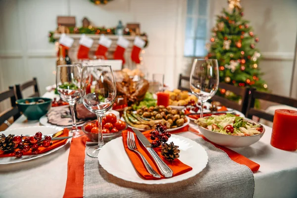 Сервированный стол на рождественский ужин — стоковое фото
