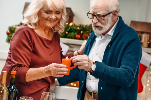 Pareja de ancianos sosteniendo vela - foto de stock