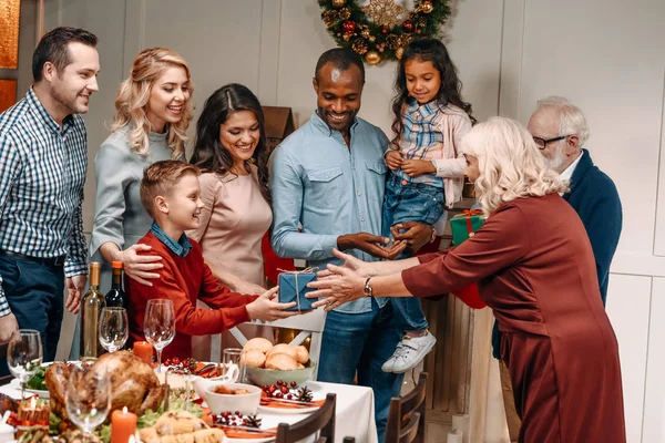 Gran familia celebrando la Navidad - foto de stock