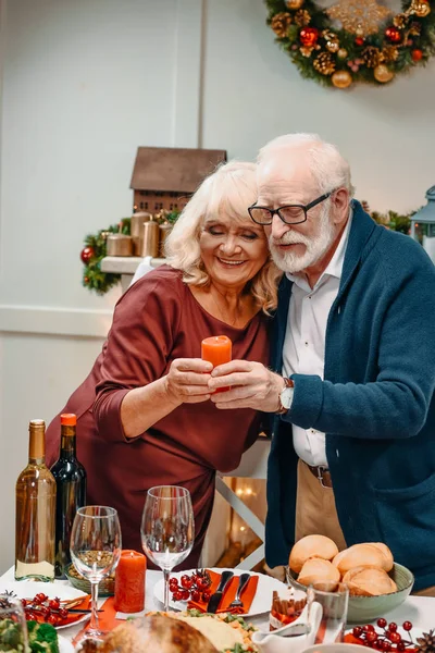 Seniorenpaar neben Weihnachtstisch — Stockfoto