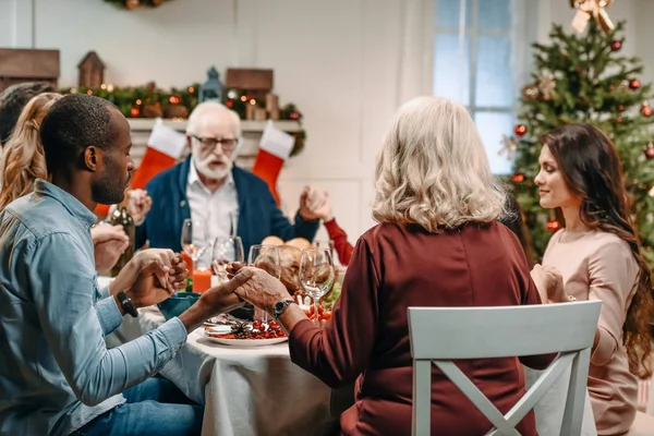 Familie betet vor dem Weihnachtsessen — Stockfoto