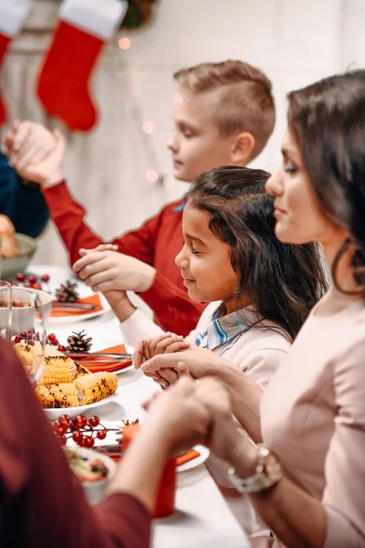 Famiglia che prega prima della cena di Natale — Foto stock