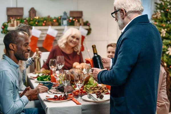 Familia celebrando la Navidad - foto de stock