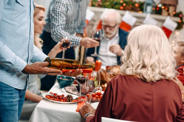 Homem derramando vinho para a mulher no Natal — Fotografia de Stock