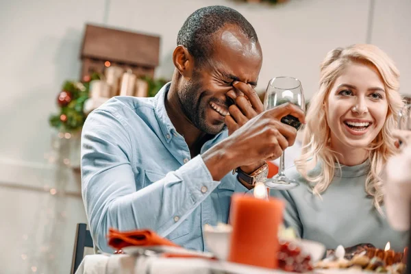 Paar lacht — Stockfoto