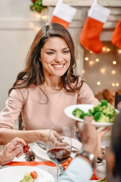 Mujer joven en la cena de Navidad - foto de stock