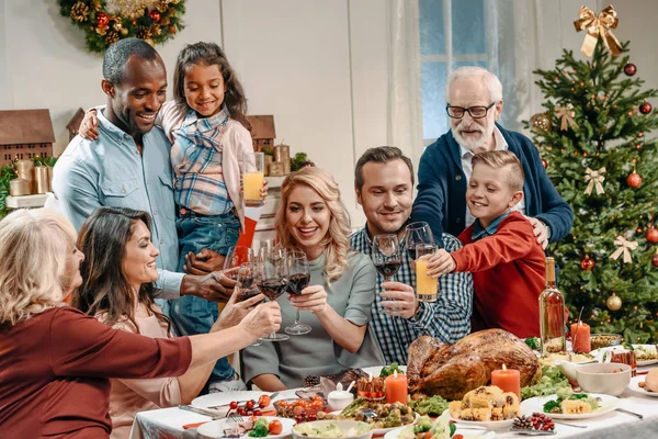 Gran familia celebrando la Navidad - foto de stock