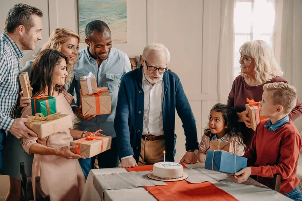 Grande famille célébrant l'anniversaire — Photo de stock